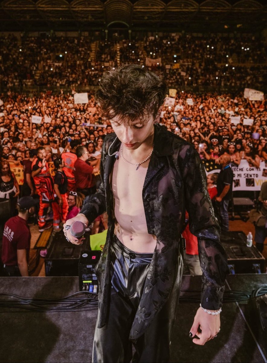 Sarinado94's tweet photo. Lui, il palco, la gente che canta le sue canzoni
Il suo posto nel mondo #luigistrangis #strangistour https://t.co/52knYIor8J