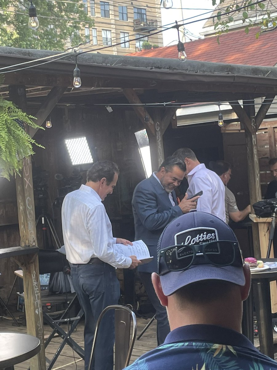 ronlewis's tweet photo. Was invited by a friend to Wrigley today for the Cardinals game so it was a short walk to see this #whitesox Pregame Live broadcast with @ChuckGarfien @OzzieGuillen and @pods254 at Cody’s Public House https://t.co/WlVk4ldxgf