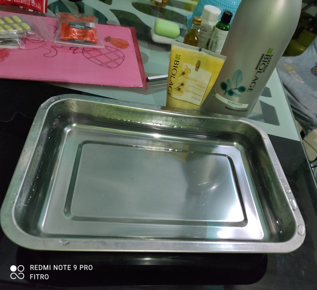 Fitrowati's tweet photo. Siap keramas. Baru kali ini keramas aja bingung.. 

Tapi setidaknya biar gak gatal dan bauuu, bismillah. Apapun caranya. Yg penting rambut di basahin pakai shampoo 😂 https://t.co/k5SYTELY3F