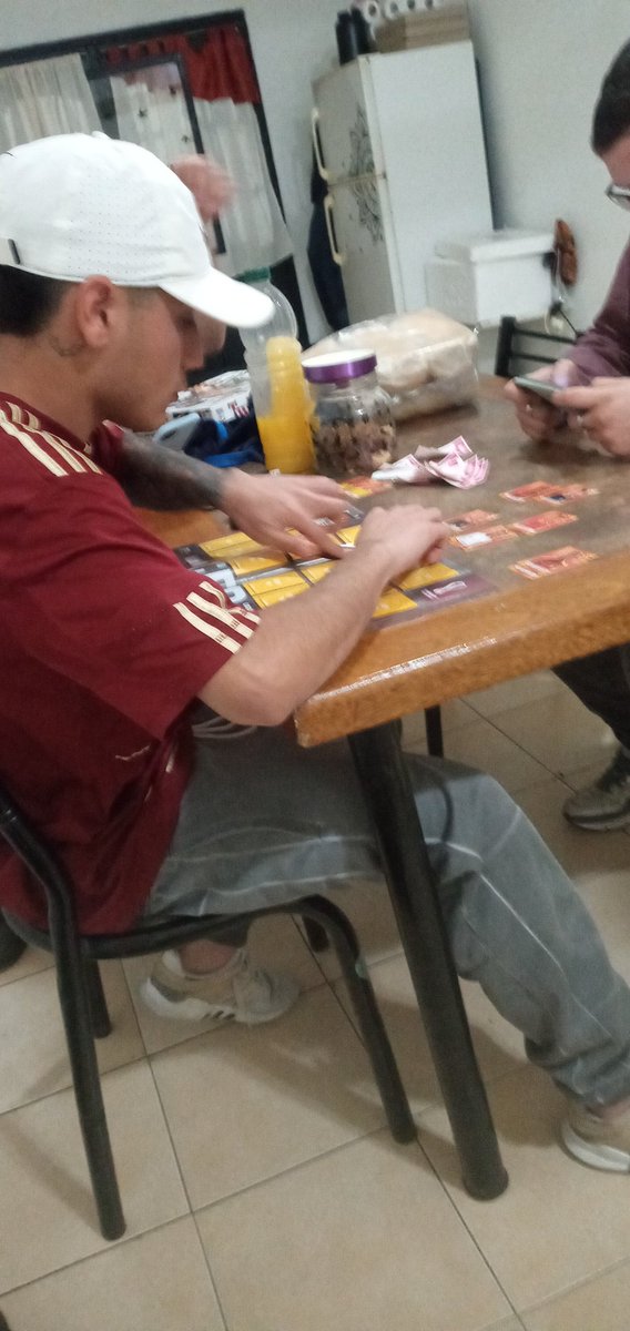 La mujer del sebi: seguro me debe estar gorreando 
El sebi: