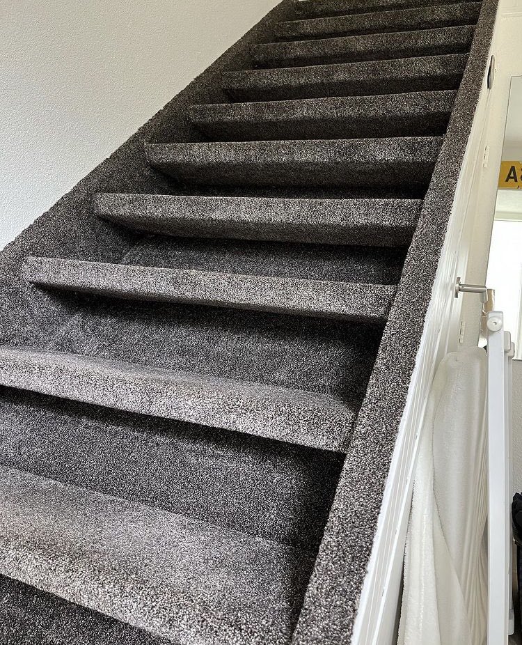 JenJWoning's tweet photo. Trap incl. trapwangen gestoffeerd met prachtig hoogpolig tapijt #jenjwoninginrichting #tete #touchofsensation #trapstofferen #tapijt #interieur #interieuradvies https://t.co/zBZ7O0gD4H