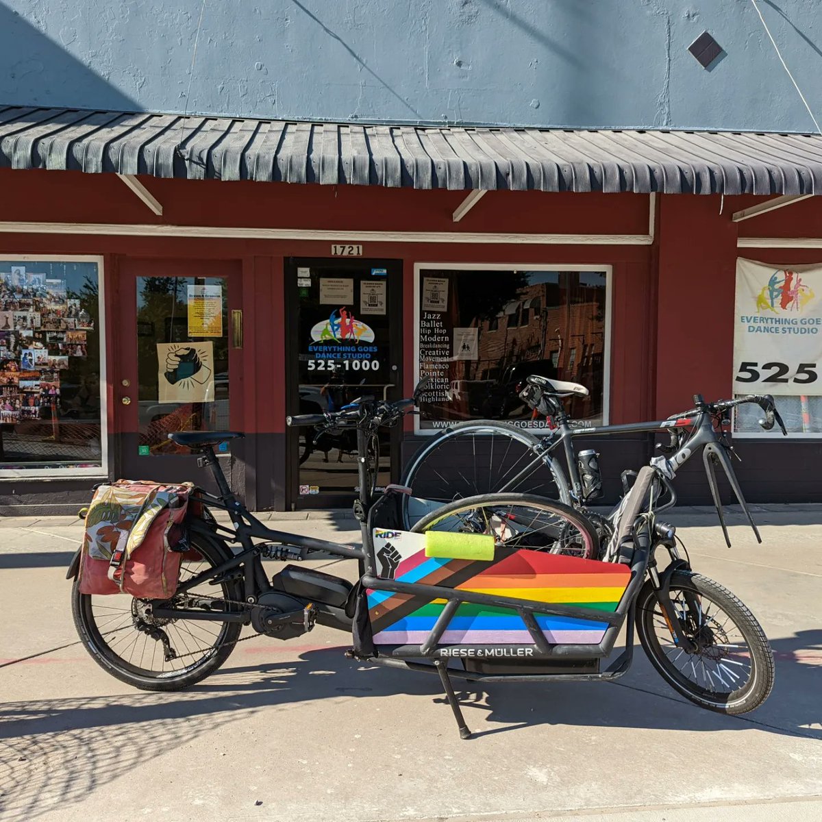 carlitecarfangs's tweet photo. Picking up partner and child from dance class in the @plazadistrict before grabbing food and riding with @hideandgobike 
.
.
.
#ThursdayVibes
#BikeCentralOK
#CargoBikeFamily 
#TripChaining https://t.co/rnA7J4nQiT