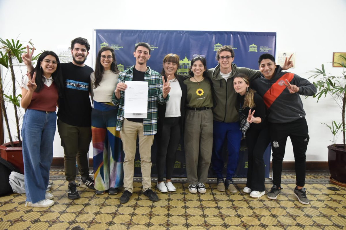 CintiaMansilla_'s tweet photo. 📻 En la sesión ordinaria N° 12 del @ConcejoLaPlata se declaró de Interés Municipal, Social y Cultural la programación del medio de comunicación popular y militante, @radio_trinchera 

¡Felicitaciones a todxs lxs que forman parte de este sueño colectivo! ☀️ https://t.co/aFUNSD5JrS