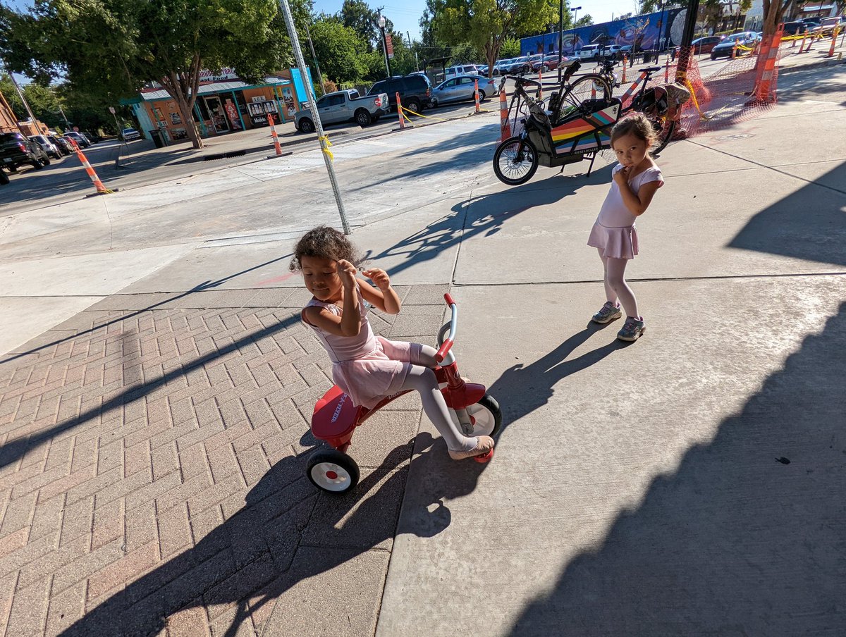 carlitecarfangs's tweet photo. Picking up partner and child from dance class in the @plazadistrict before grabbing food and riding with @hideandgobike 
.
.
.
#ThursdayVibes
#BikeCentralOK
#CargoBikeFamily 
#TripChaining https://t.co/rnA7J4nQiT