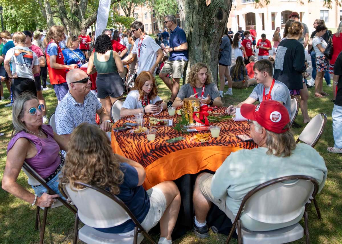 wittenberg's tweet photo. Welcome new Tigers! Move-In Day 2022 is officially in the books, but there are still plenty of activities going on this weekend as Welcome Week continues: https://t.co/0o47dDufOj https://t.co/jurFpwe3Pm