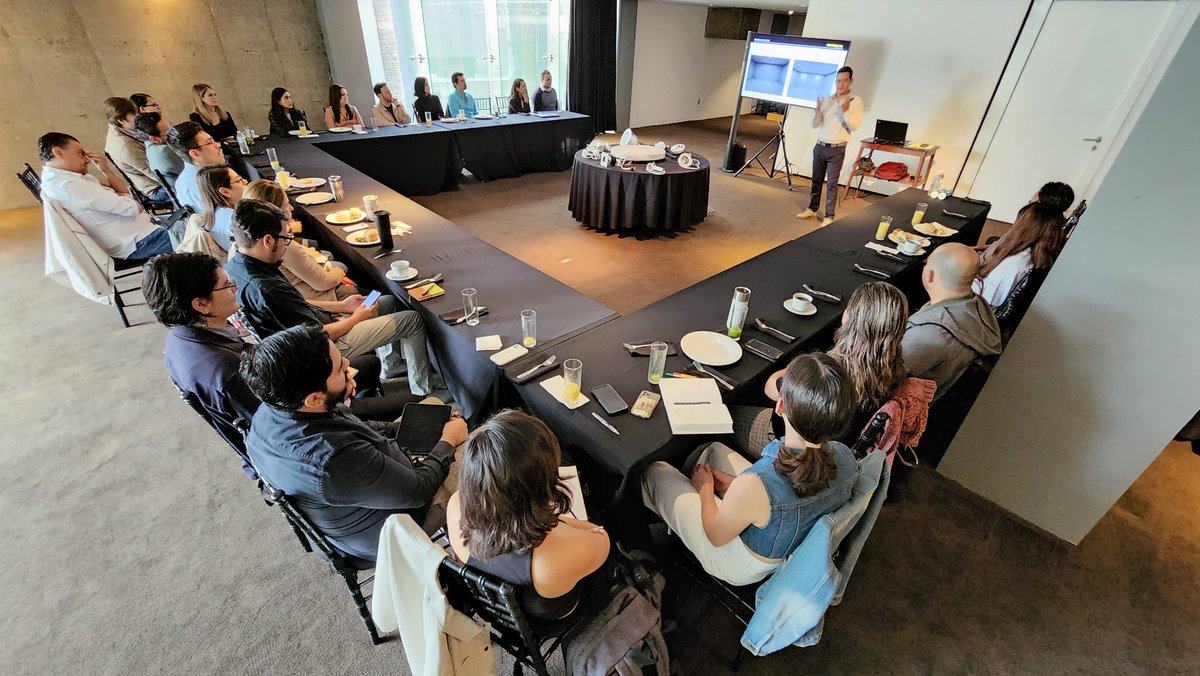 circulocuadrado's tweet photo. Taller "Exploración Lumínica" en Guadalajara #HaciendoEquipo con @Construlita
#iluminación #lightningdesign https://t.co/cdsxHNZVzK