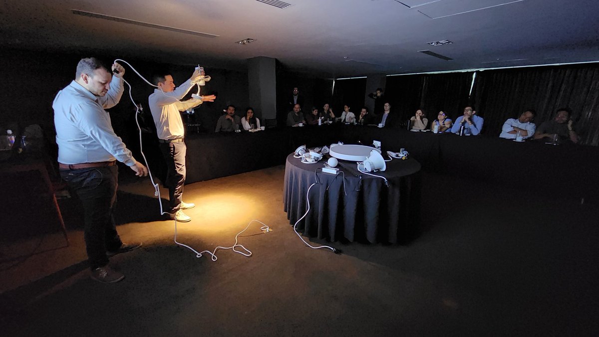 circulocuadrado's tweet photo. Taller "Exploración Lumínica" en Guadalajara #HaciendoEquipo con @Construlita
#iluminación #lightningdesign https://t.co/cdsxHNZVzK