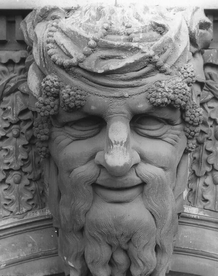 ChinaServices's tweet photo. Did you know: The 14 heads on the Custom House in Dublin represents 13 river gods and the Atlantic Ocean. https://t.co/G18WMQKjhZ
