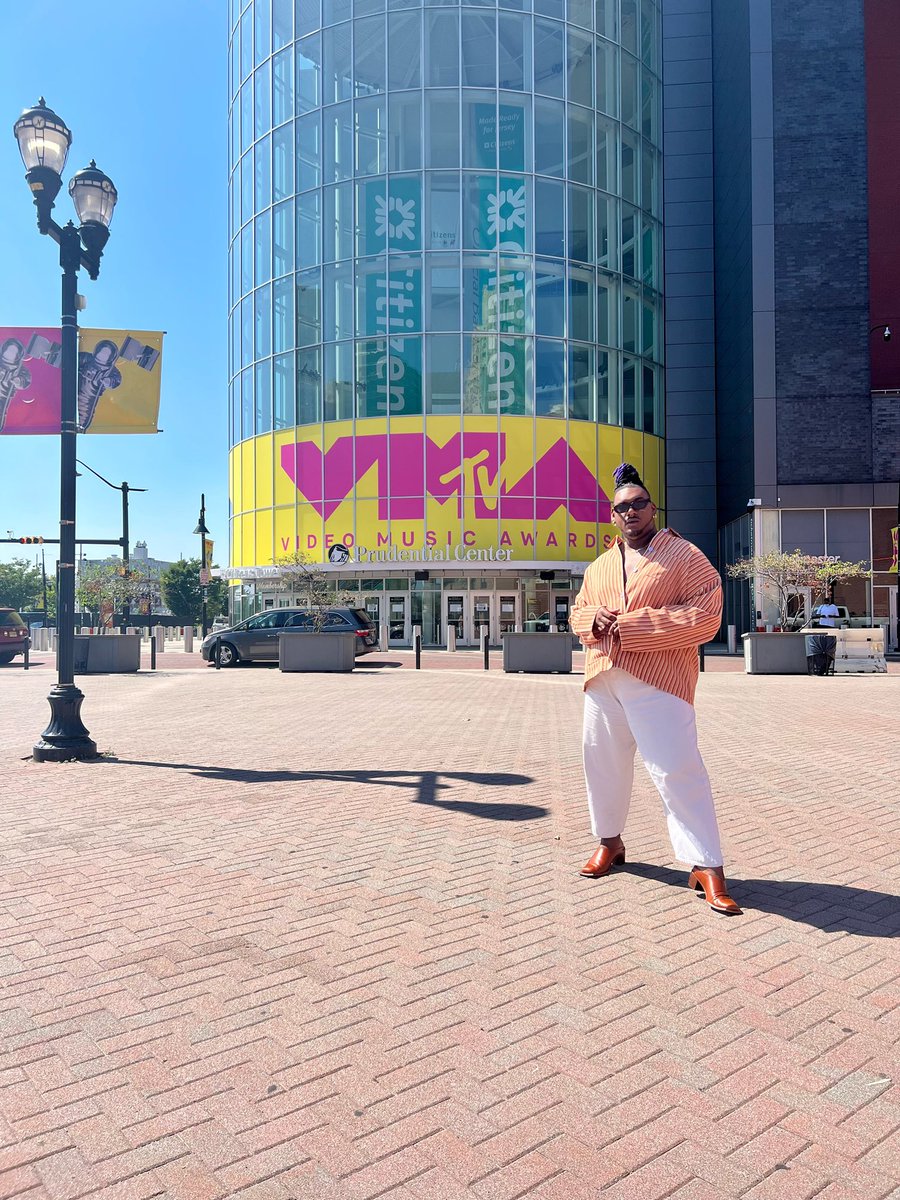 TheSlayGawd's tweet photo. quick update: the #vmas are really about to slay this yr. https://t.co/XLeS1yFTKf