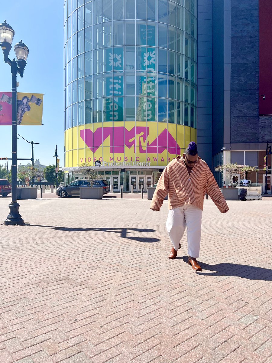 TheSlayGawd's tweet photo. quick update: the #vmas are really about to slay this yr. https://t.co/XLeS1yFTKf
