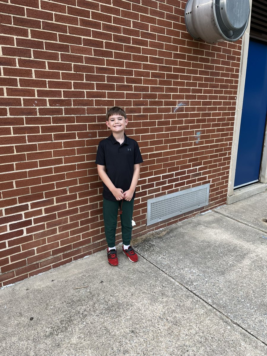 MrsShanksDMS's tweet photo. Sneaking a peek @VillaCrestaElem - and there are some excited 3rd graders, including my tall one!!! @sgregorybcps #theVC https://t.co/nmmsFtGnDg