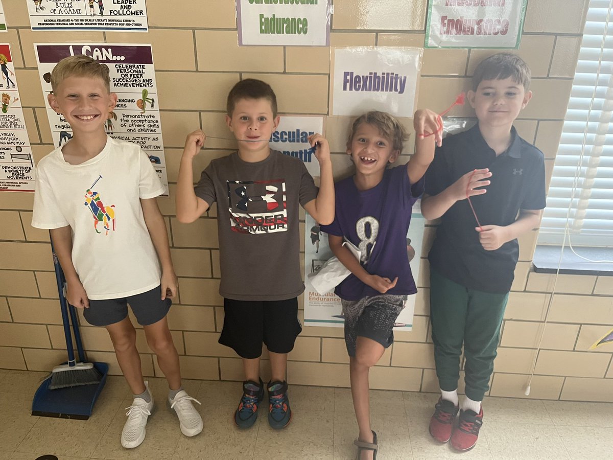 MrsShanksDMS's tweet photo. Sneaking a peek @VillaCrestaElem - and there are some excited 3rd graders, including my tall one!!! @sgregorybcps #theVC https://t.co/nmmsFtGnDg
