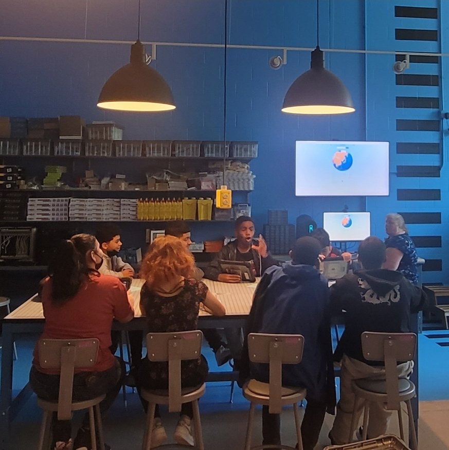 MrsSprock's tweet image. Today I worked with my  @AlmiraGators Middle Schoolers in our new tech lab.  I love that our  scholars have so many fantastic opportunities!