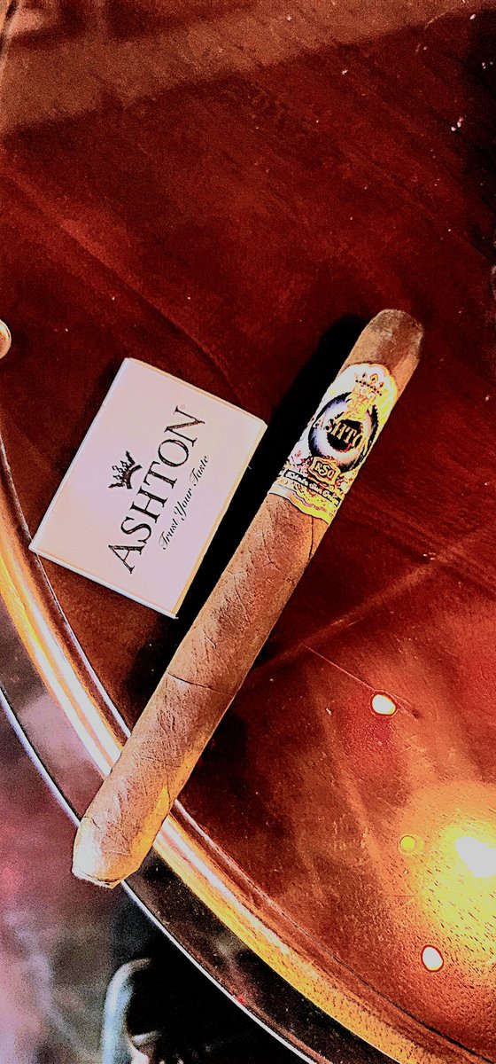 ash_junky's tweet photo. Ashton ESG 24 SALUTE @Ashtoncigar https://t.co/Z3ApvEZjbl