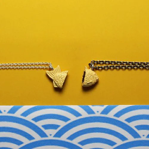 1つのたい焼きを半分こ。「たい焼きシェアネックレス」が可愛すぎる！