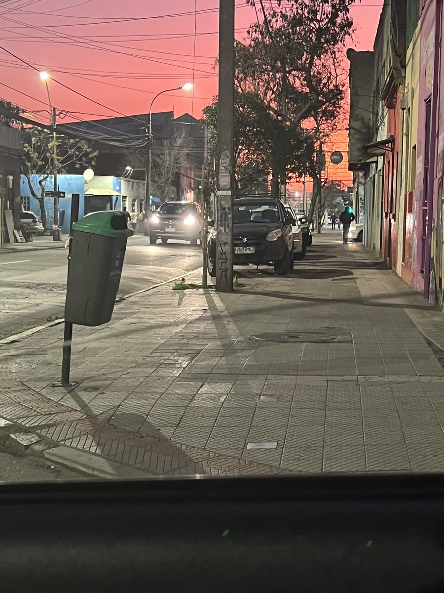 KaryCastroQ's tweet photo. @Muni_Stgo autos estacionados en la vereda impiden ver los que que vienen por Ñuble, gran riesgo de accidente. Esto es 24/7 en la esquina con Rogelio Ugarte. La municipalidad debe actuar antes de que cause consecuencias fatales. https://t.co/B73fXc2cKf