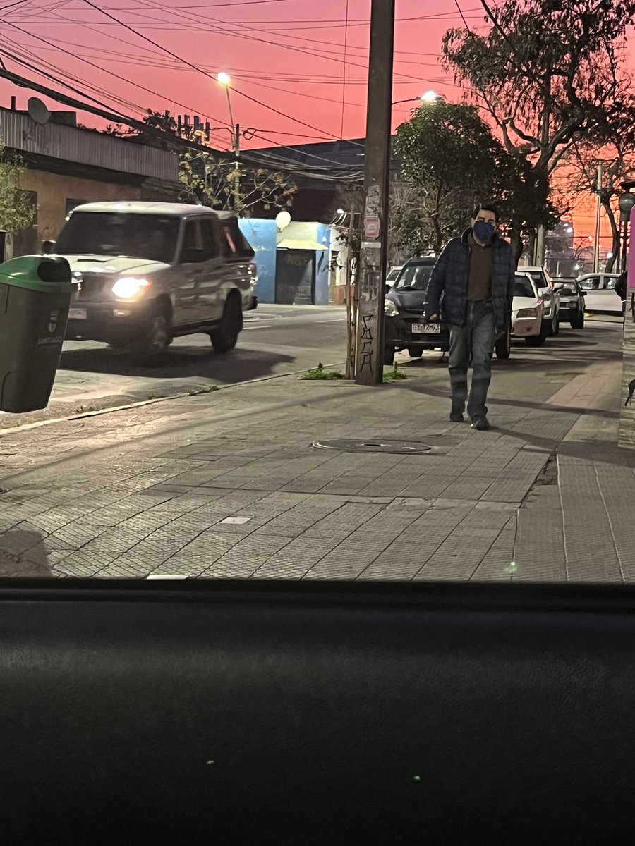 KaryCastroQ's tweet photo. @Muni_Stgo autos estacionados en la vereda impiden ver los que que vienen por Ñuble, gran riesgo de accidente. Esto es 24/7 en la esquina con Rogelio Ugarte. La municipalidad debe actuar antes de que cause consecuencias fatales. https://t.co/B73fXc2cKf