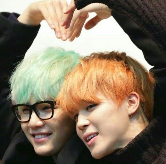 inu_hyyh's tweet photo. Without HYYH you wouldn't have Mint Yoongi or Orange Jimin, just saying 🤷‍♀️😌✨ #TeamHYYH #TeamHYYHPavedTheWay https://t.co/4QN5rPAKj0