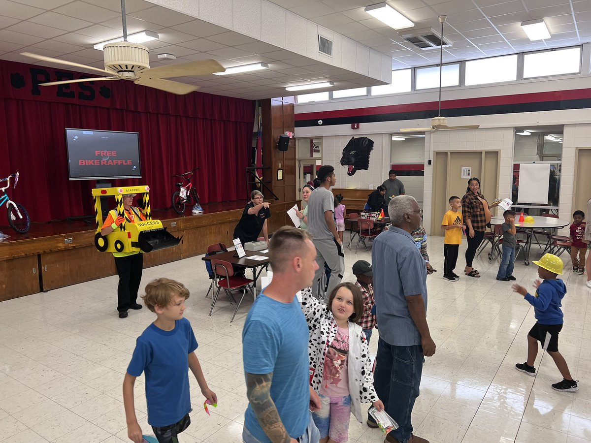 Thank you to all the families that came out to kickoff the 22-23 school year! With your continued support, we know that our students success will be off the charts!