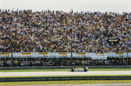 Formula1Verse's tweet photo. BEM VINDOS AO GRANDE PRÊMIO DO BRASIL!!! 🏁🇧🇷

Finalmente a espera acabou. Chegamos em Jacarepaguá para a primeira etapa do campeonato mundial de 1986.

Com os fãs praticamente alucinados pelo esporte, todos esperam uma corrida bastante disputada e com várias ultrapassagens 👊 https://t.co/rm5O9UrTy5