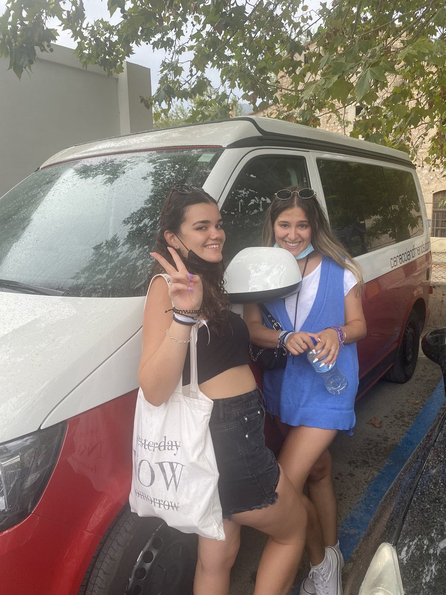 blancafloooor_'s tweet photo. creo que, despues de un año, pueso colgar la foto que nos hicimos @laurixju y yo con cierta caravana de dos personas https://t.co/cpEbD8h8RM