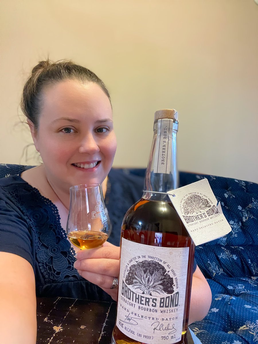 xVampDiariesx's tweet photo. Finally! Some notes by moi:

Aromas of Honey, Vanilla, Toffee, Baked bread, baked apple and pear, toasted wood.

Aromas lend through on palette with a slight burn but pleasant. Warming and well balanced. If burn is a little too much, add a drop of water. 

Enjoying it neat 🥃 https://t.co/0aLBBxgR29