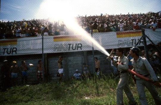 Formula1Verse's tweet photo. BEM VINDOS AO GRANDE PRÊMIO DO BRASIL!!! 🏁🇧🇷

Finalmente a espera acabou. Chegamos em Jacarepaguá para a primeira etapa do campeonato mundial de 1986.

Com os fãs praticamente alucinados pelo esporte, todos esperam uma corrida bastante disputada e com várias ultrapassagens 👊 https://t.co/rm5O9UrTy5