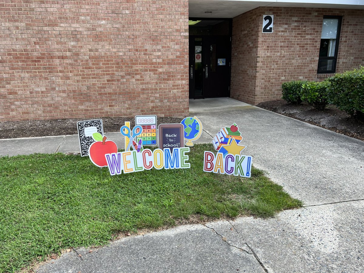 mcfrarey's tweet photo. First day with all my coworkers back at @NPESbraves3012 I have been enjoying the new teacher orientation for the last three days. #paratoteacher #Ibuildthebestsps #buildthebestsps https://t.co/uLtWkxKnfm