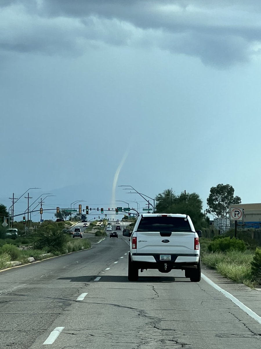SGree0223's tweet photo. @whatsuptucson any idea what this is? Tornado? 😱 south kolb and I-10 https://t.co/cYBa3PEuSM