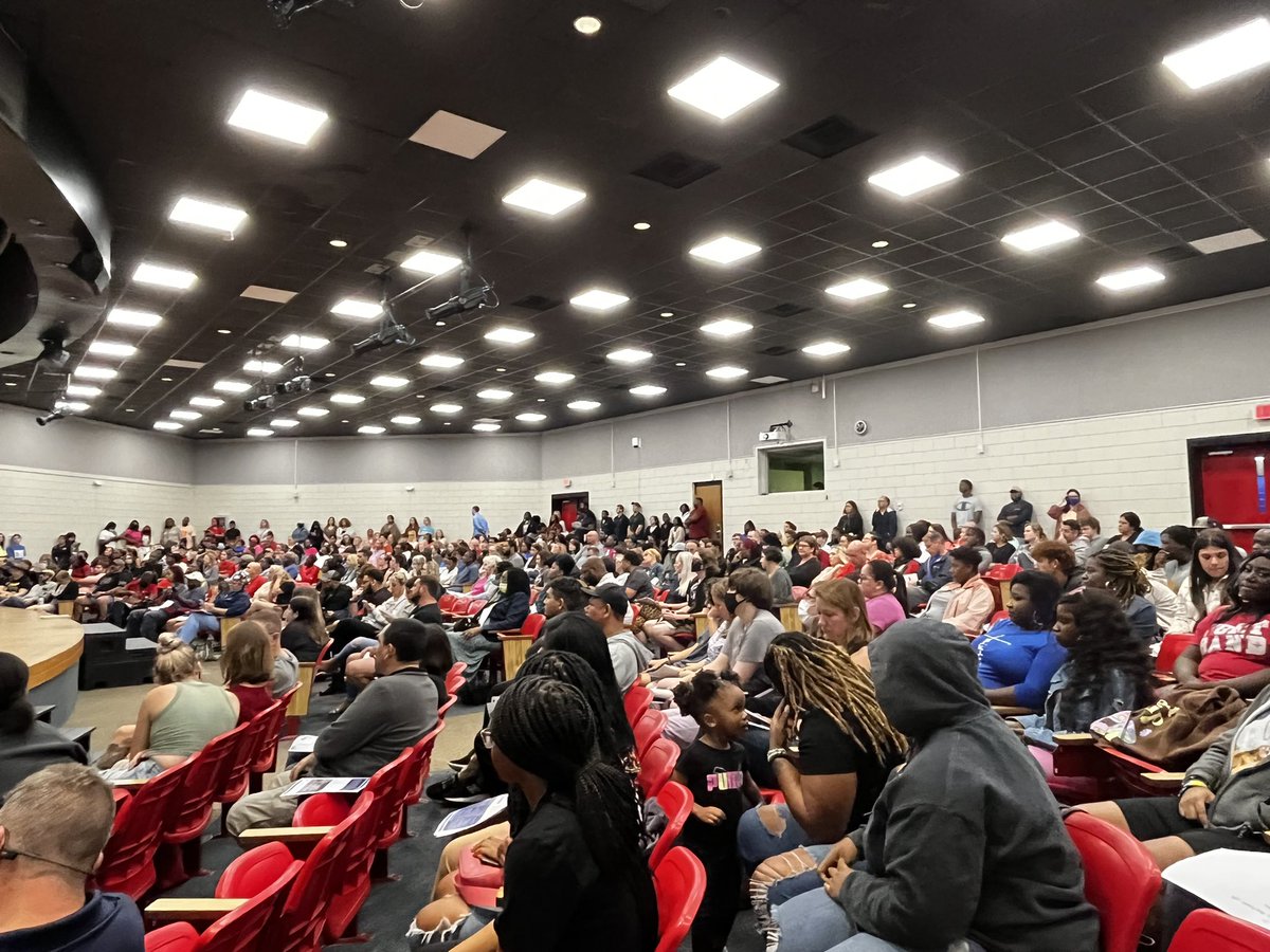 TrippAldredge's tweet photo. Packed house for Senior Information Night at the Fort! #AlwaysReppin #DefendTheFort #DefendTheFamily @FDPatriot https://t.co/vgkiKSO6JE