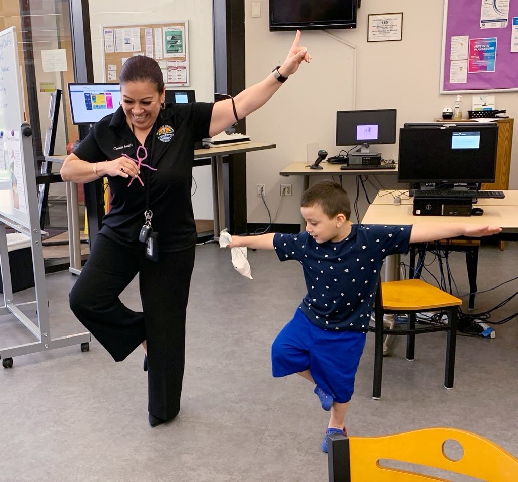 ConnieAssiff's tweet photo. This young man was so excited to show me his yoga & balancing moves, so of course I joined him!
He then proudly showed me his bandaid over his #BackToSchool vaccines and it made my day! 😀
#CommunityHealthWorker #IAMACHW @HarrisCoPct2
Health Fair @HighMeadowsLib https://t.co/mJtqd8TF6j
