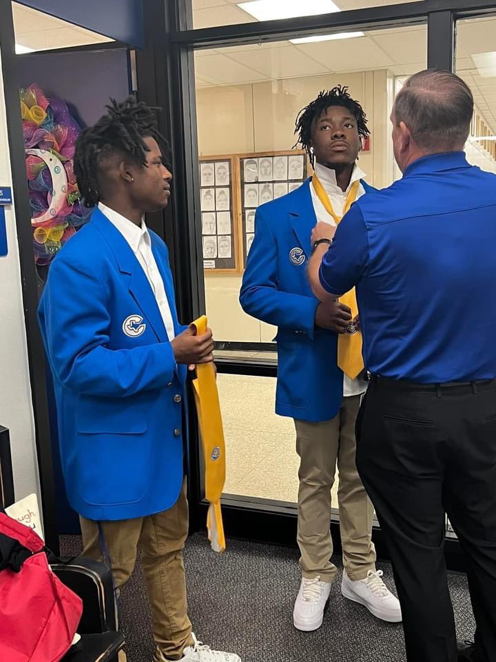 BrandiStearman's tweet photo. Today, our Varsity Football team showed up dressed to impress and dressed for success! Morale was high, confidence was boosted, and pride was present! #trusttheprocess &amp; follow @CorsicanaFB on the Tiger Football journey! #EveryTigerEveryDay @CorsicanaHigh https://t.co/lRprLc38UL