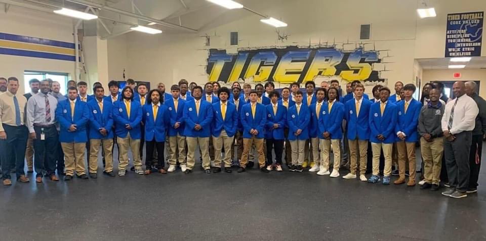 Today, our Varsity Football team showed up dressed to impress and dressed for success! Morale was high, confidence was boosted, and pride was present! #trusttheprocess &amp; follow <a href="/CorsicanaFB/">Corsicana Football</a> on the Tiger Football journey! #EveryTigerEveryDay <a href="/CorsicanaHigh/">CorsicanaHighSchool</a>