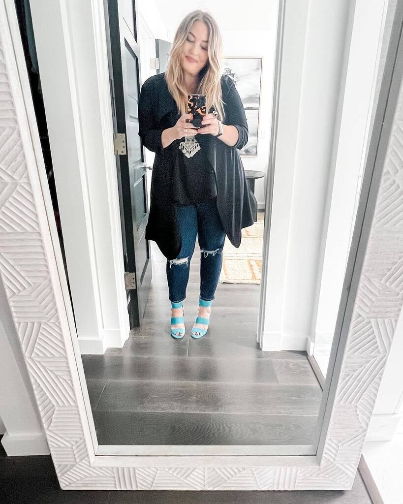 realMASdesign's tweet photo. https://t.co/9HyaeLllie Are bathroom selfies less thirsty  in a client’s new @arteriorshome mirror?
#masdesign
#highdesignlowblah 
#thirstybathroomselfie 
#floormirror 
#tiburoninteriordesign https://t.co/u5I1J4whJA