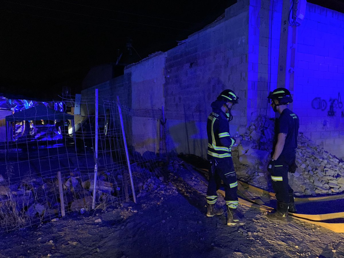 telemadrid's tweet photo. 🔴 #ULTIMAHORA Hasta 15 vehículos de @BomberosMad están trabajando en un #incendio de pasto en la #CañadaReal. El #fuego está cerca de las infraviviendas y se ha controlado rápidamente. Sin heridos https://t.co/R0wvgIVkQC