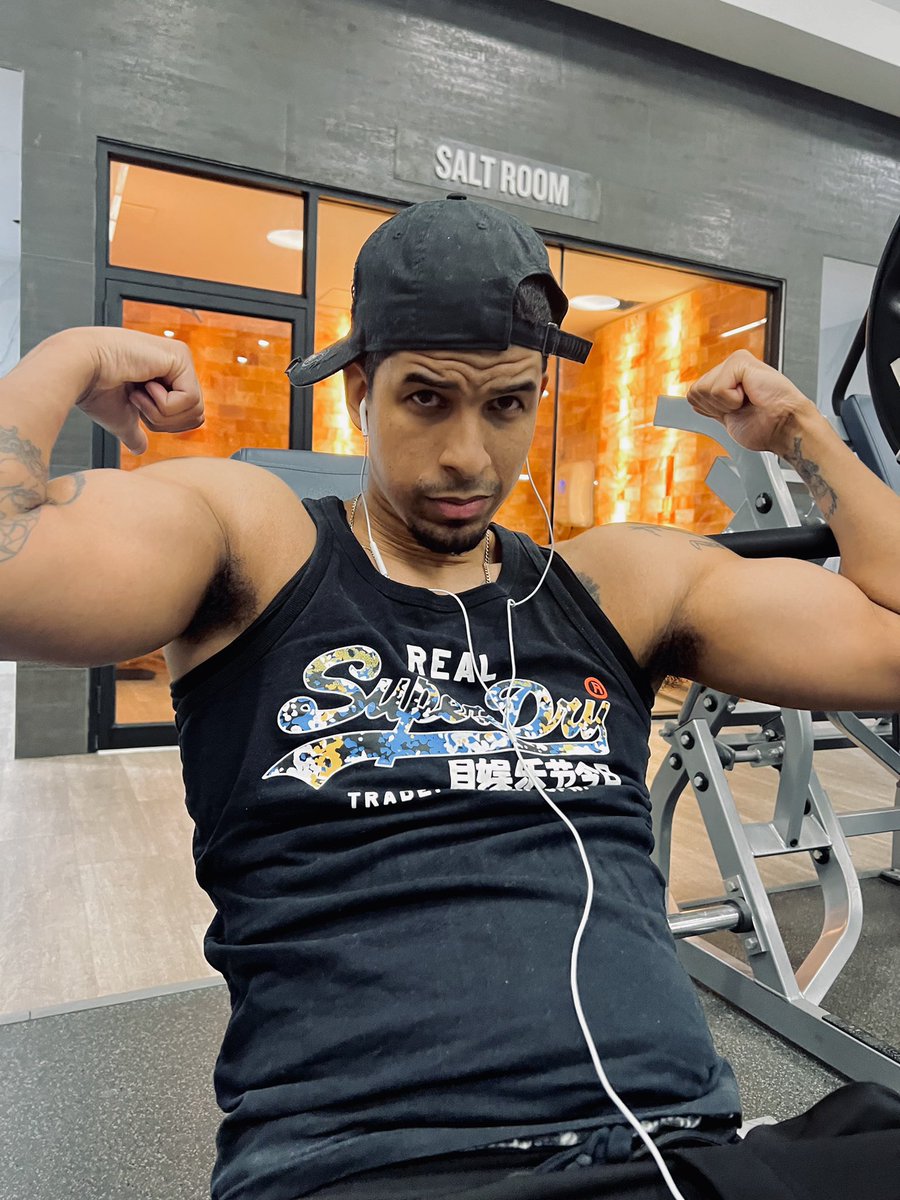 spxrtafii's tweet photo. Drop your controller and pick up a dumbbell then pick up a controller again after 🤣🤣 https://t.co/GB3wJiuwbC