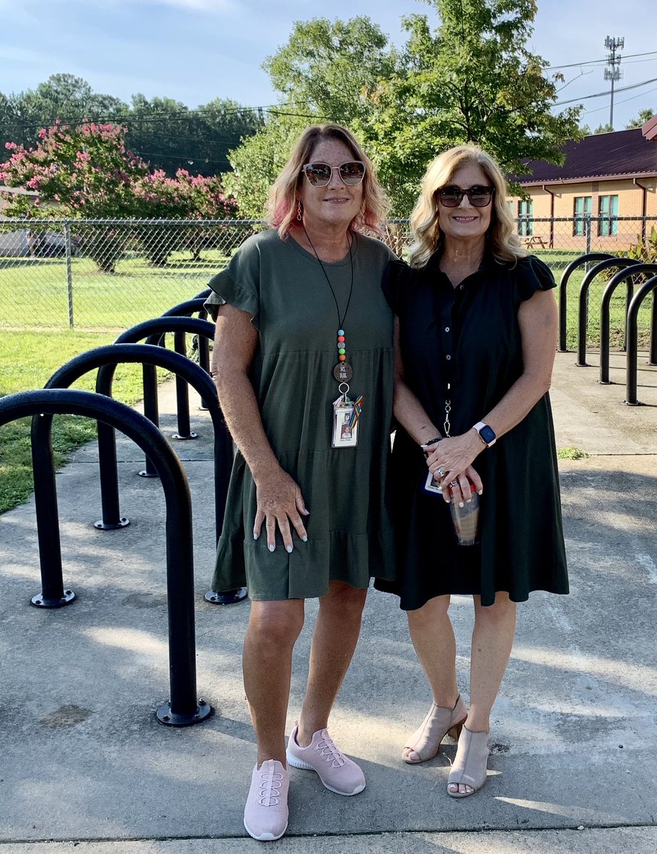 PAMELADuke57's tweet photo. A little twinning going on this week!! @OliveChapelElem https://t.co/GPlYVWTCDC