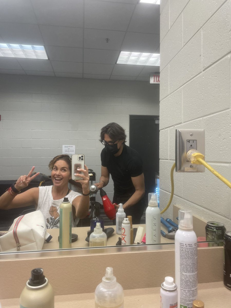 LuceroMexico's tweet photo. Ya estamos empezando con la “decoración” para cantar hoy muy guapos y elegantes en Atlanta! 💃🏼🤩
Me está peinando mi querido #ChuyDeLosSantos 💁🏼‍♀️
#HastaQueSeNosHizo en Gas South Arena es hoooy! @MijaresOficial #LuceroYMijares https://t.co/uJ5nekhinx