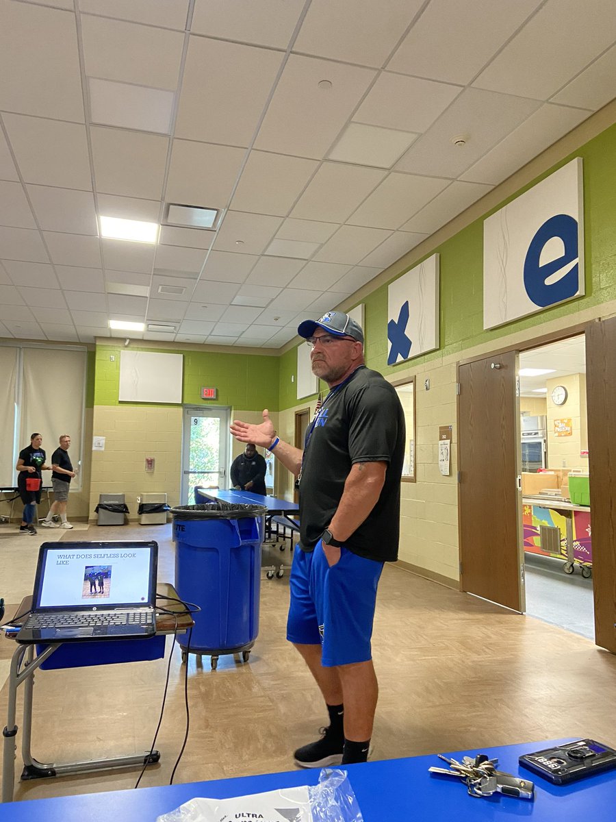 Great job by Coach <a href="/FoubertMatt/">Matt Foubert</a> talking to the team about Selflessness tonight #🧱by🧱