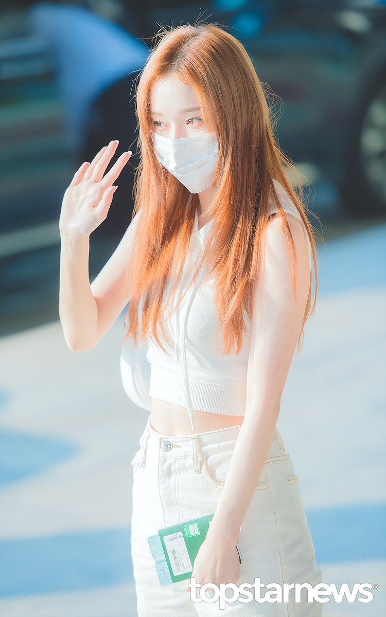 [HD포토] 에스파(aespa) 윈터, ‘아침햇살 꿀피부’ (김포공항 출국) #윈터 #에스파 #aespa #김포공항 #출국 #입국 #프리뷰 topstarnews.net/news/articleVi… <- Original Photo
