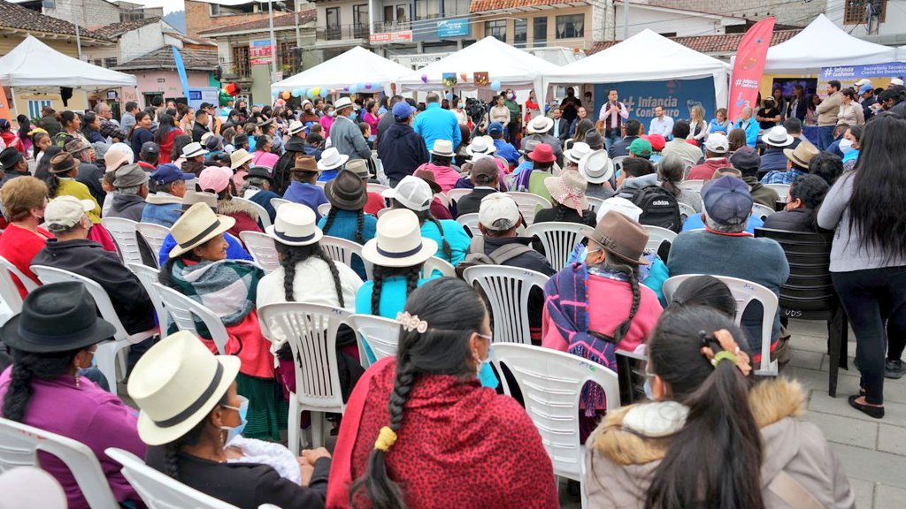 EstebanBernalB's tweet photo. #Territorio | #Azuay 📍
Ratificamos el compromiso del Gobierno Nacional en la lucha contra la desnutrición crónica infantil. 
Hoy en #Gualaceo realizamos la feria #InfanciaConFuturo. Miles de personas se dieron cita a este encuentro ciudadano.
#JuntosLoHacemosPosible https://t.co/I0IzfY0zen