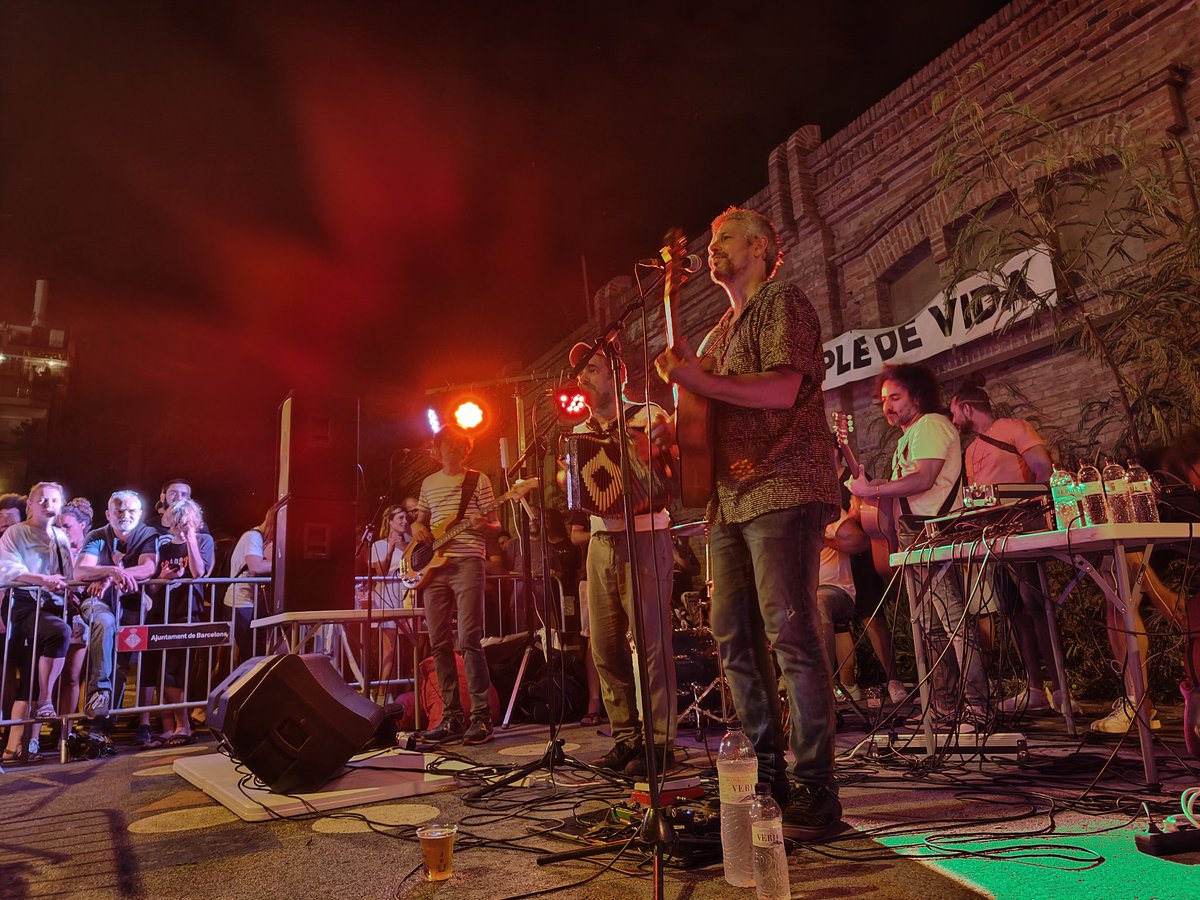 Quin putu orgull formar part d'una colla que munta una Festa Major com la que fem els <a href="/borinots/">Castellers de Sants</a>. Però aquest orgull es multiplica quan quan plou podem organitzar quelcom com això: