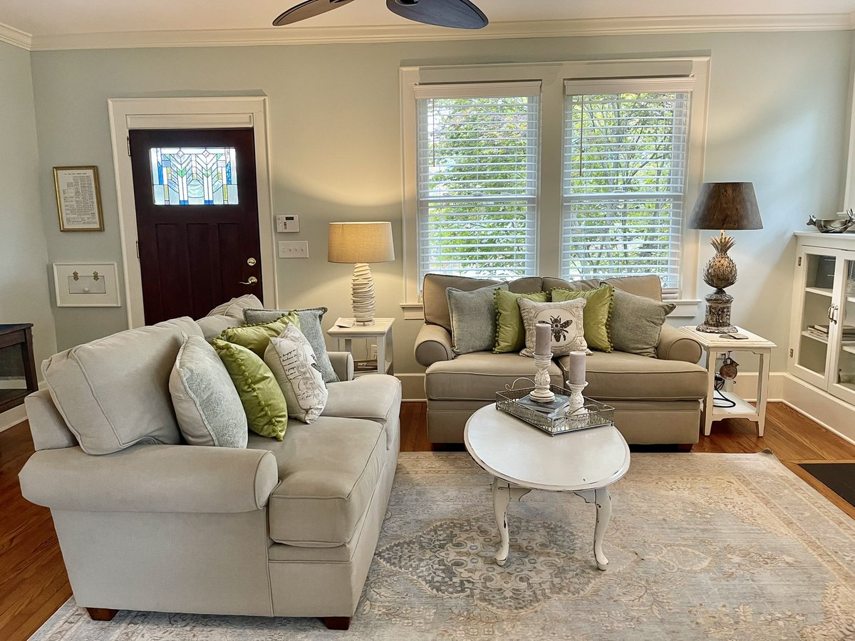 lisalloydnc's tweet photo. 🚨🔥HOT NEW LISTING ALERT🚨🔥8~24~22|3 bedrooms|3.5 bath| 2333 sq ft|huge backyard|downtown Wilmington, NC https://t.co/NmWFeR3CPe