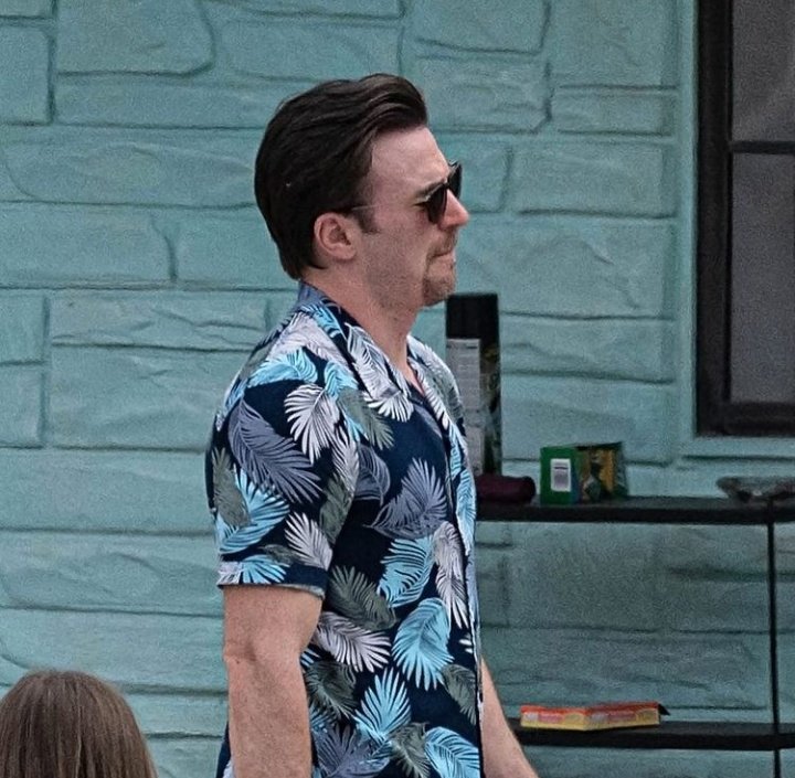 evansmrvl's tweet photo. it looks like benedict cumberbatch
#ChrisEvans 
#emilyblunt 
#Netflix https://t.co/bNmv6Xkvdj