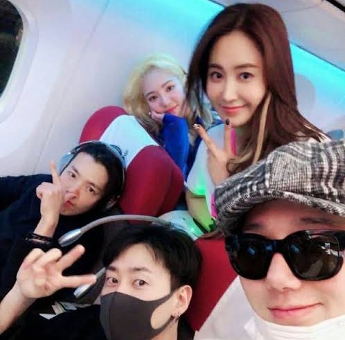 smstan_tuwir's tweet photo. Anak SM pada berangkat rombongan buat otw konser SMTOWN Tokyo.

Saatnya menunggu poto ramean macam ini 😳😄😂 https://t.co/EPSBPB1dAH