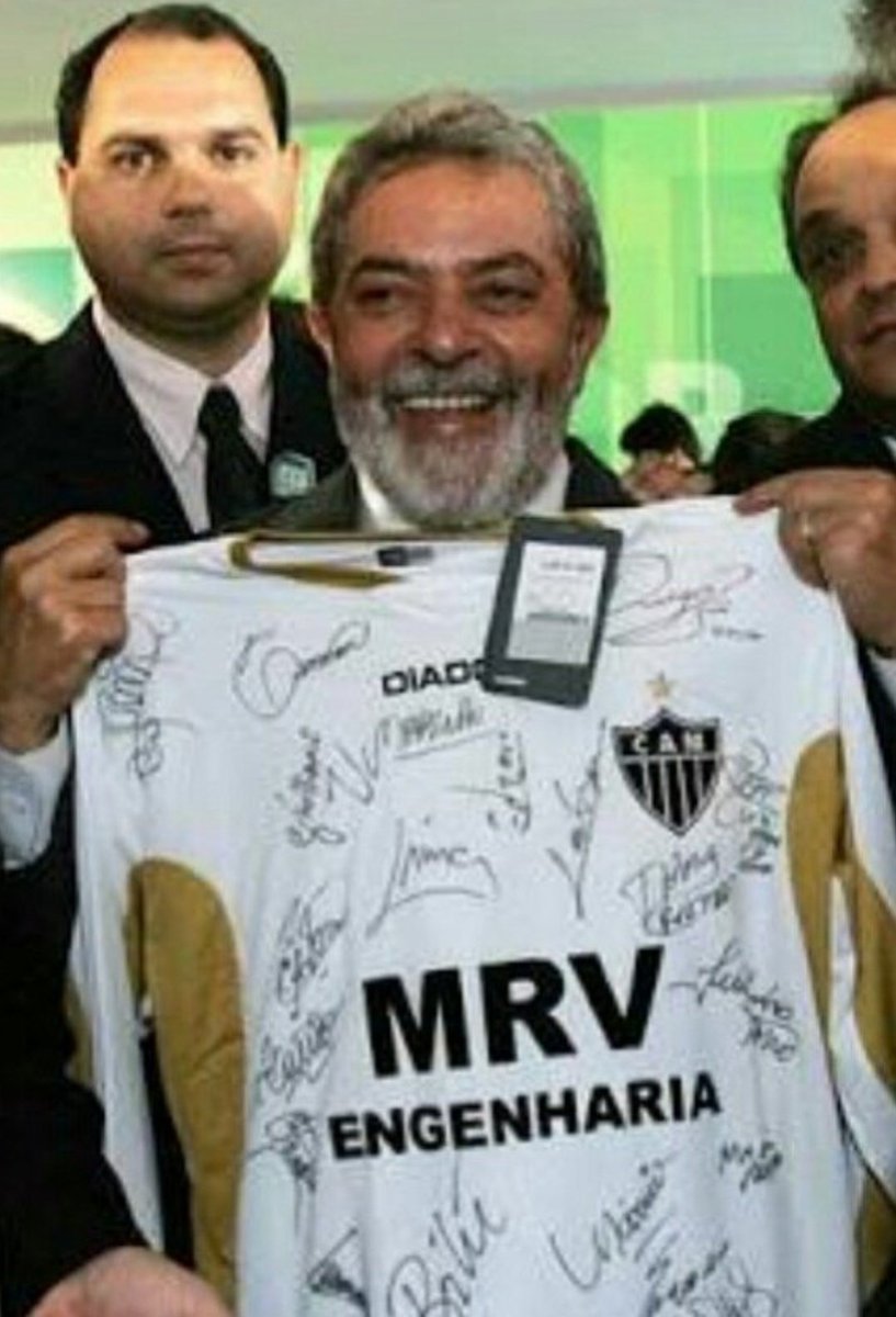 JogadoresGalo's tweet photo. Lula rouba a cena com a camisa do @Atletico e é ovacionado - 2006. https://t.co/8PEk7AorS1