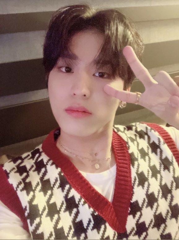 Jeongwko's tweet photo. Set in our studio with everyone’s signature style, I took a selca to treat the Teume’s longing for my presence. Is this enough? Or should I upload more? But I choose to make you always miss me. https://t.co/DhV7uwyOnS