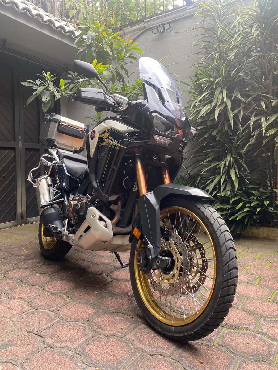 Estamos manejando la <a href="/hondamotos_mx/">Honda Motos México</a> #AfricaTwin y lo que aparenta ser una moto grande y pesada, resulta en una delicia suave mientras nos lleva y nos trae. La transmisión DCT hace que nos olvidemos del clutch y se agradece. #Motoretteclub