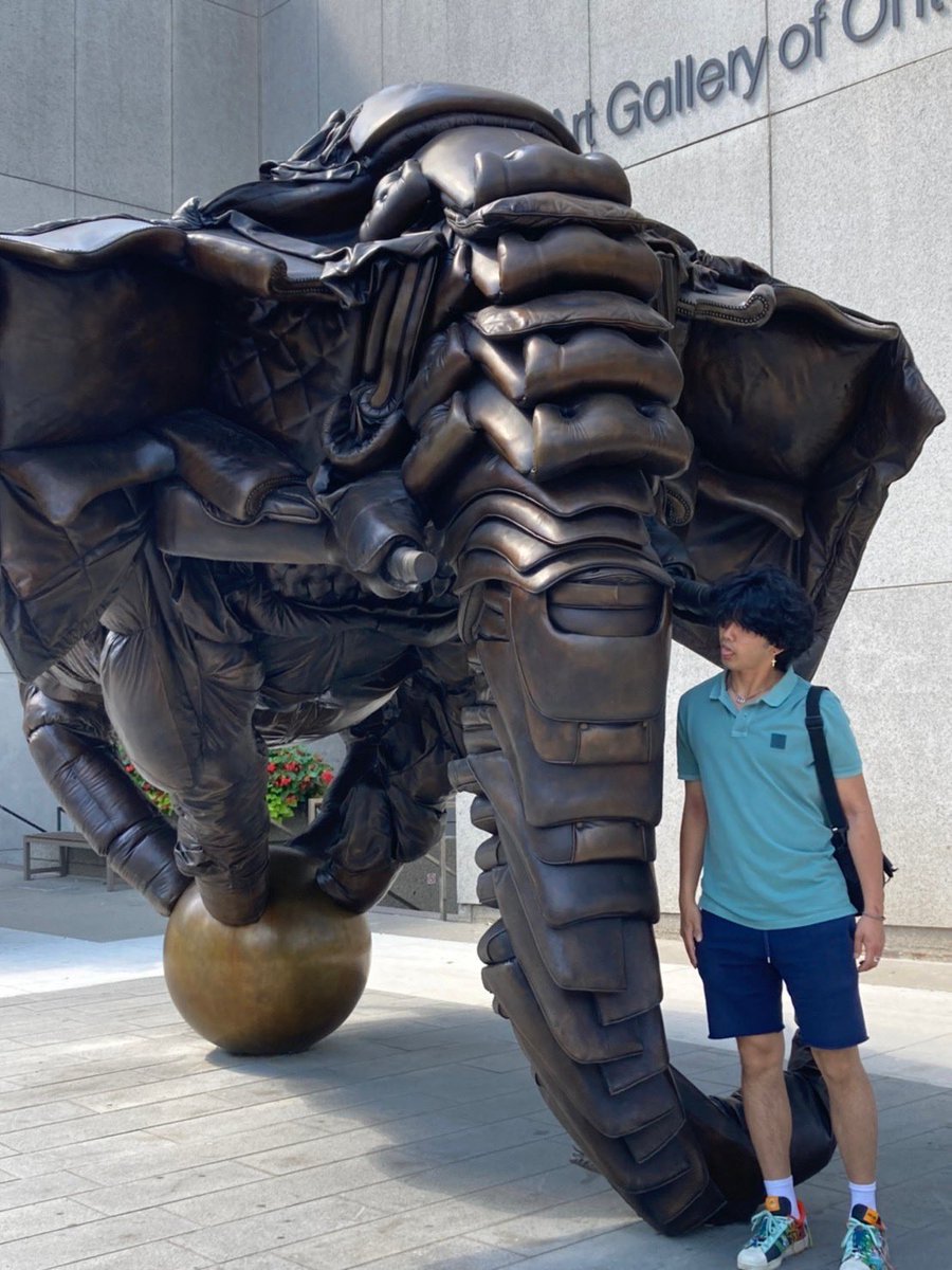 Yutoravel's tweet photo. Guess where this place is #day2 #canada #Toronto #jaonese #Traveler #japanese #elefant #chair https://t.co/X7bulDZ7Zo