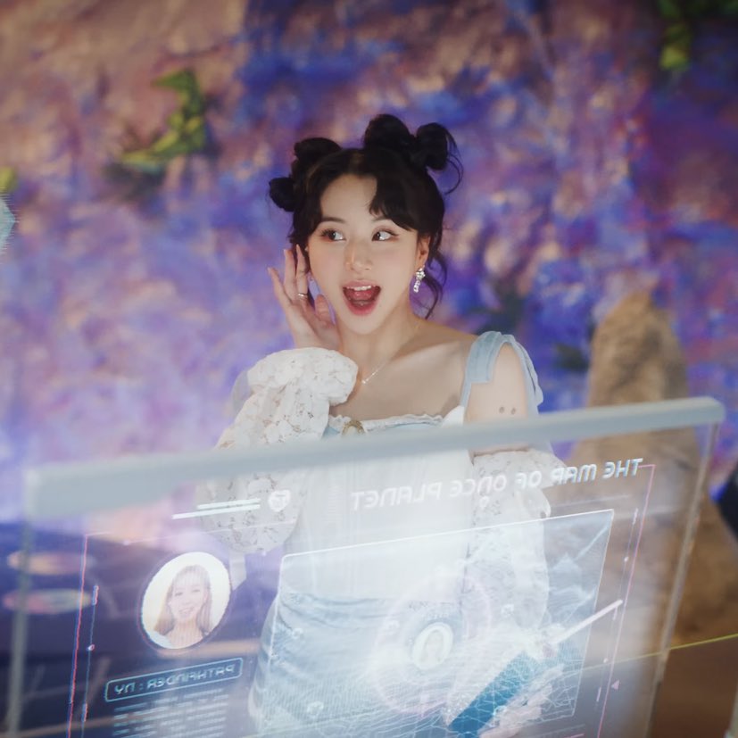 chaeypics's tweet photo. space buns chaeyoung https://t.co/a3ftb0fcx9